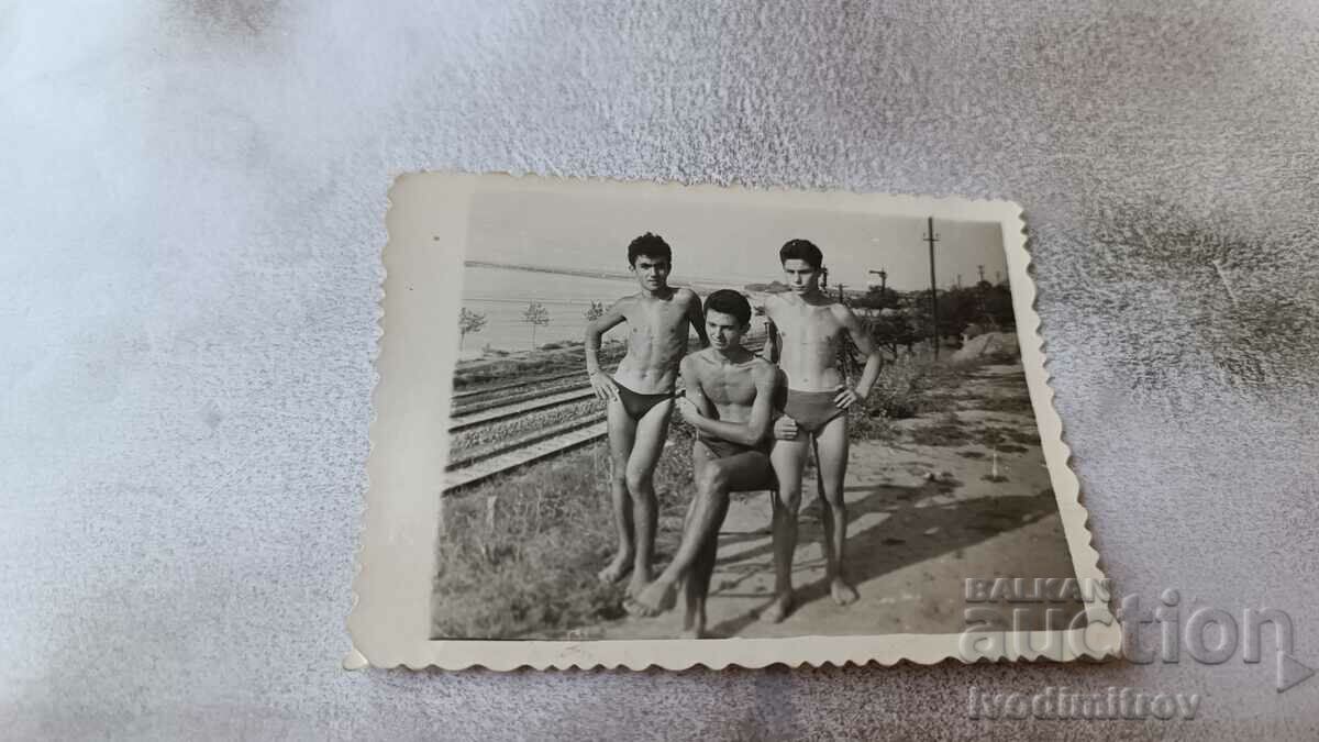 Снимка Русе Три момчета по бански 1957