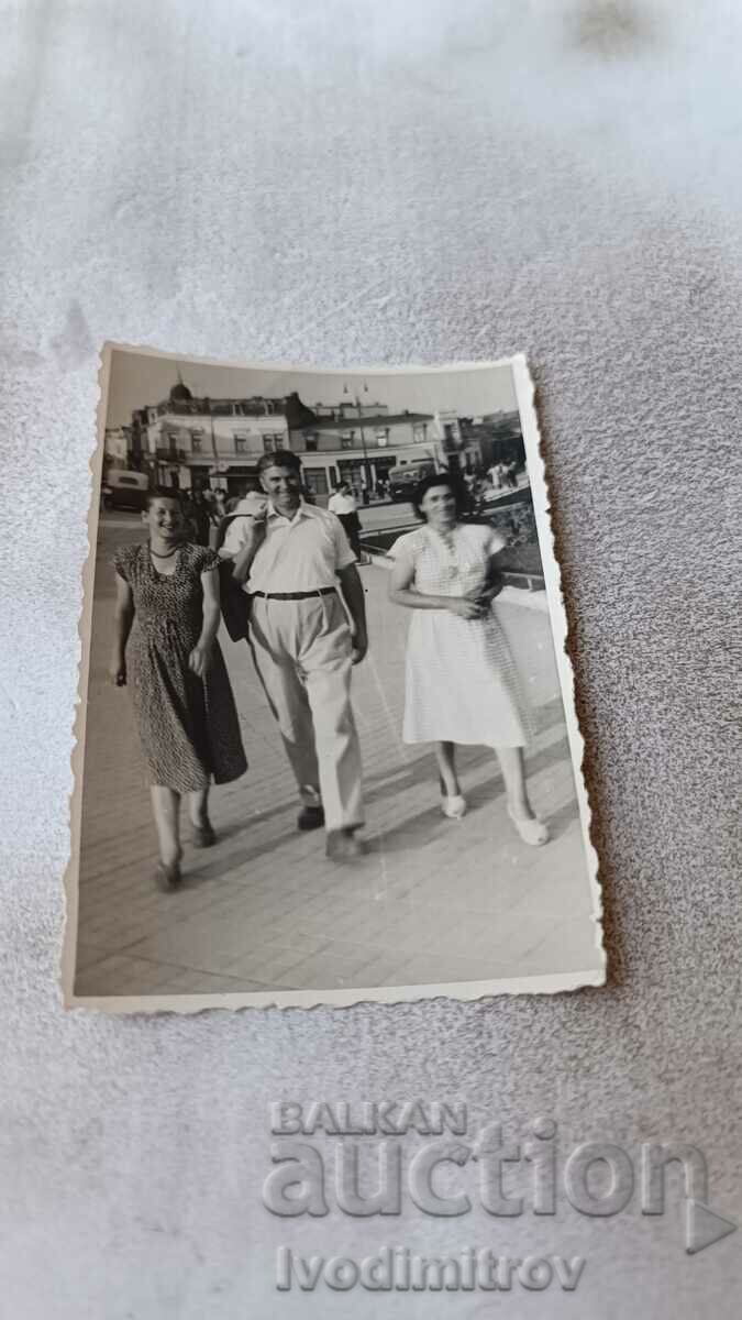 Photo Ruse A man and two young women on a walk
