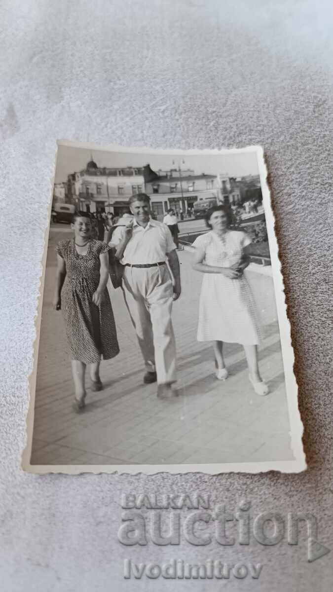 Photo Ruse A man and two young women on a walk