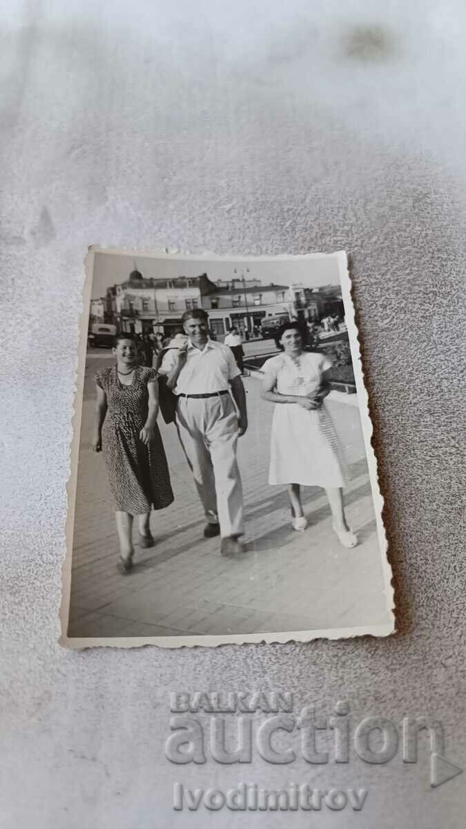 Снимка Русе Мъж и две млади жени на разходка