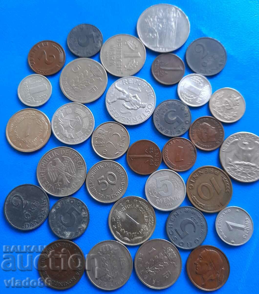 O mulțime de monede străine vechi