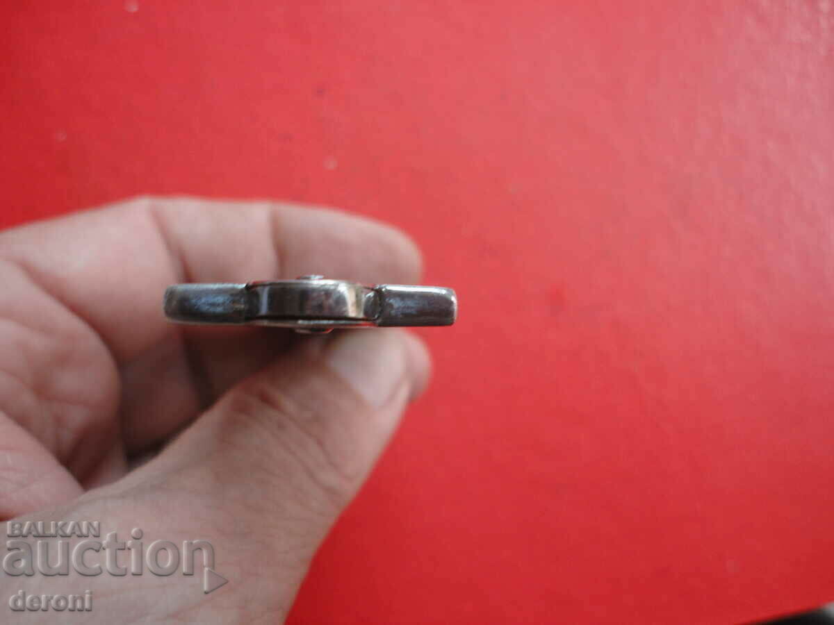 Παράδοση Υπέροχη ασημένια χτένα σε θήκη