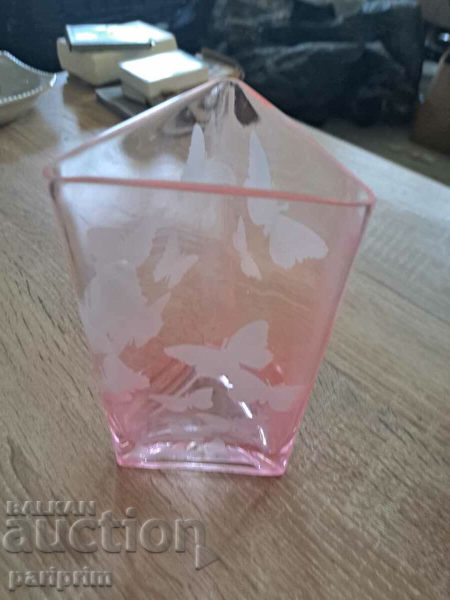 Стъклена,триъгълна ваза,Розова с пеперудии