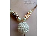 Women's necklace with white pearls
