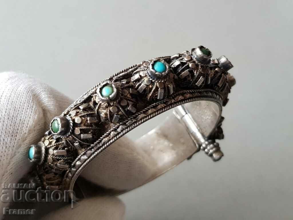 Bratara otomana din filigran de argint secolul al XIX-lea cu preț 460.00 BGN | € 235.19 Bratara otomana din filigran de argint secolul al XIX-lea cu preț 460.00 BGN | € 235.19