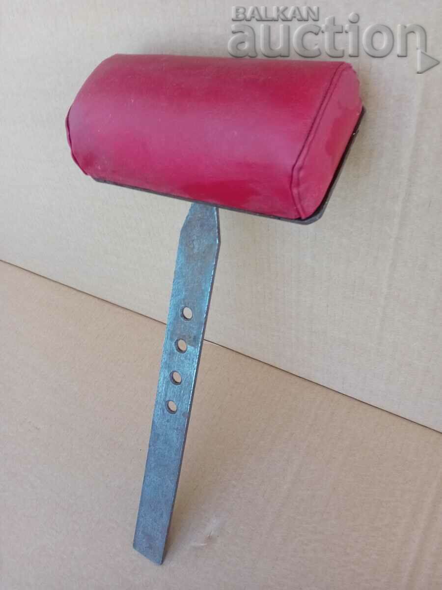 Licitație tetiera scaun frizer din anii '60 Licitație tetiera scaun frizer din anii '60