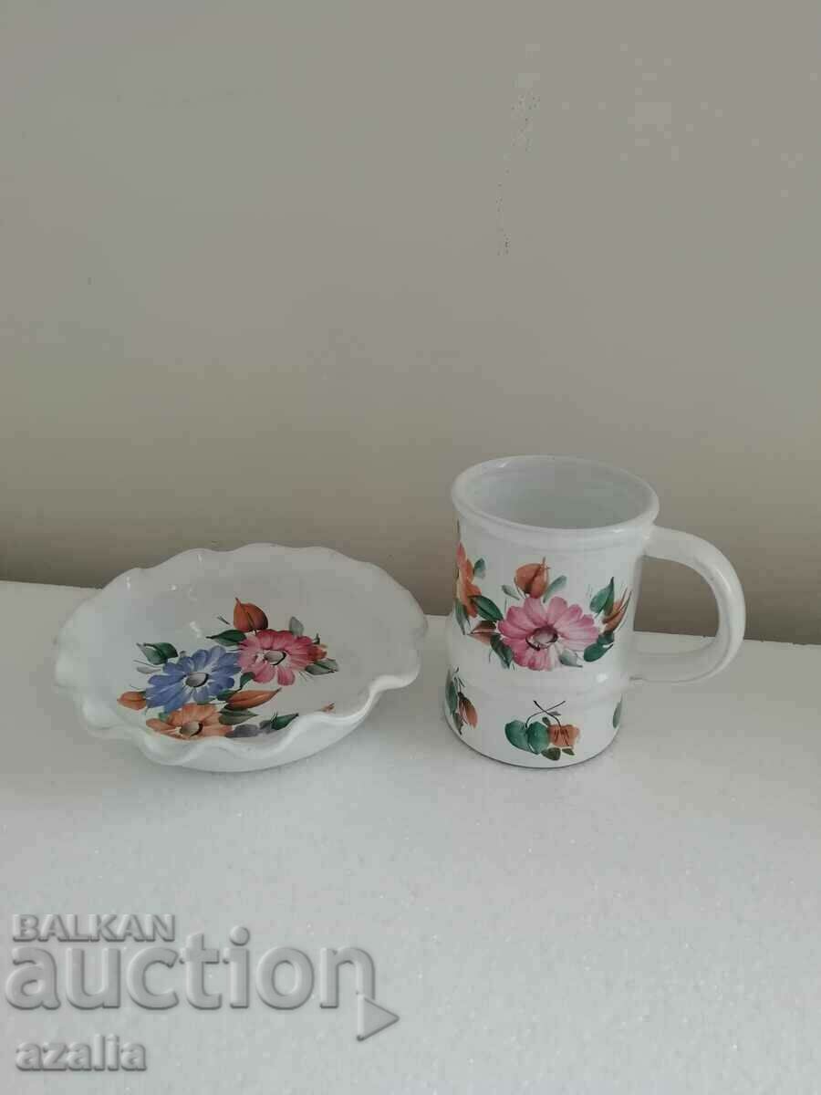 Un frumos set de ceramică bulgară cu flori