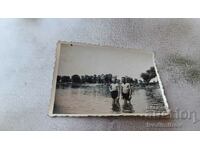 Fotografie Doi băieți în costume de baie retro în râu