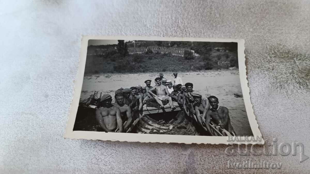 Снимка Мъже изтеглят голяма лодка на брега