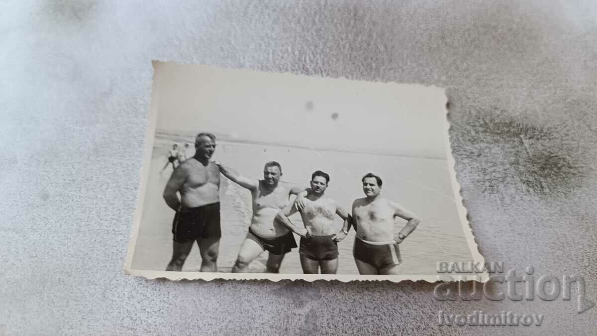 Снимка Четирима мъже на брега на морето