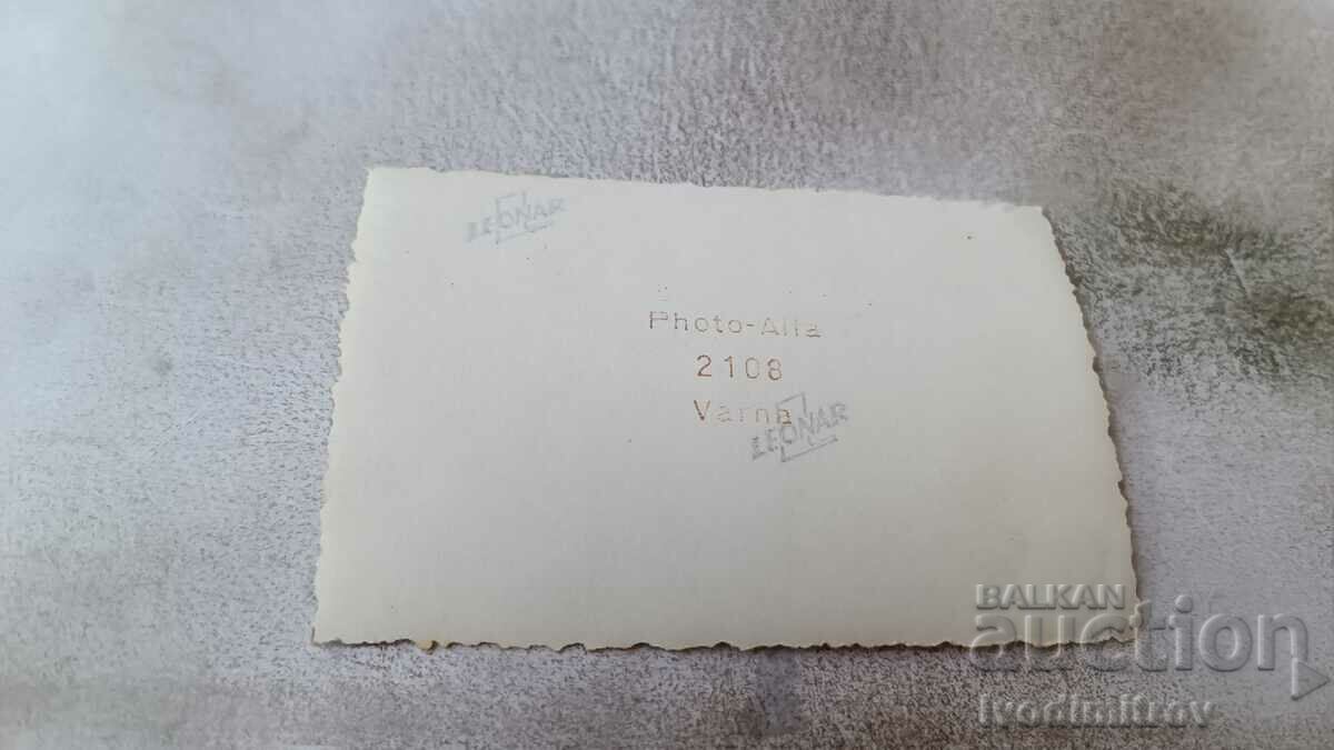 Φωτογραφία Άνδρες και γυναίκες στην παραλία με τιμή 1.65 BGN | € 0.84 Φωτογραφία Άνδρες και γυναίκες στην παραλία με τιμή 1.65 BGN | € 0.84