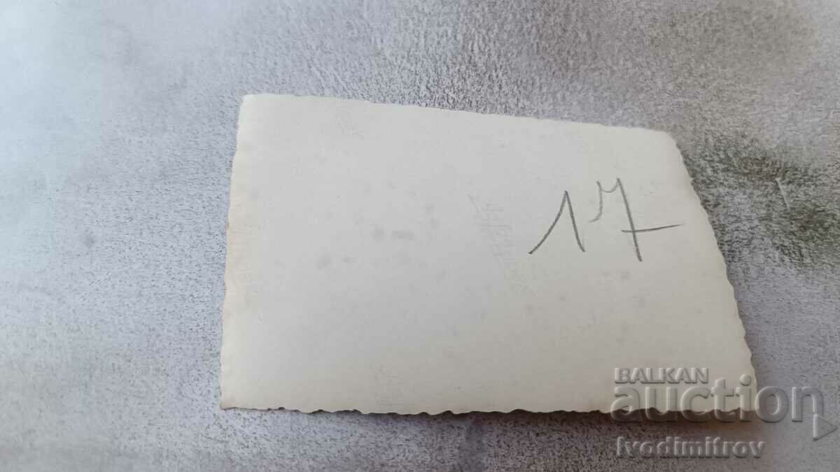 Снимка Мъже и млади момичета в морето с цена 1.65 лв. | € 0.84 Снимка Мъже и млади момичета в морето с цена 1.65 лв. | € 0.84