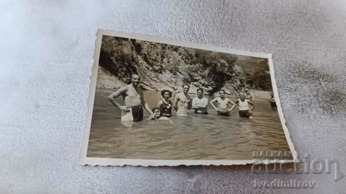 Φωτογραφία Άνδρες και νεαρά κορίτσια στη θάλασσα