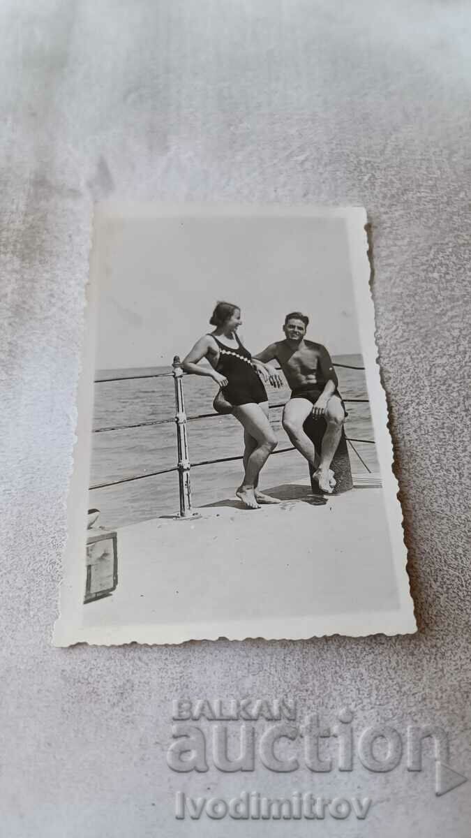 Снимка Млад мъж и младо момиче на пристана