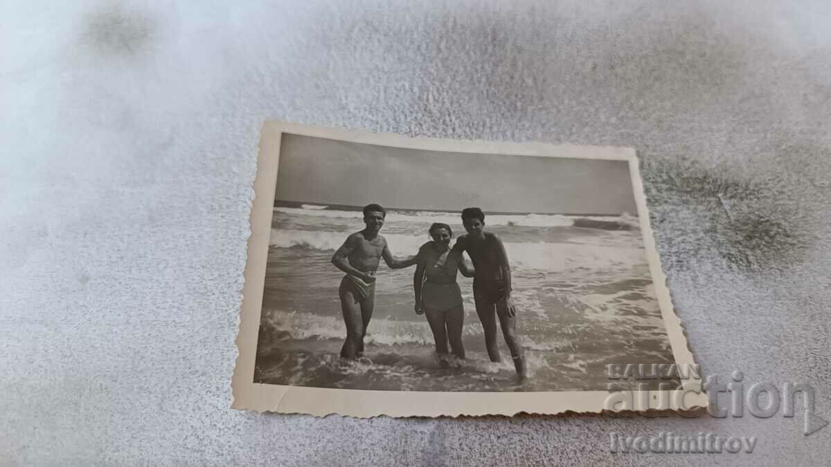 Снимка Сталин Жена и двама мъже на брега на морето 1954