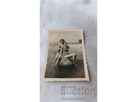 Снимка Две млади момичета седнали на камък в морето