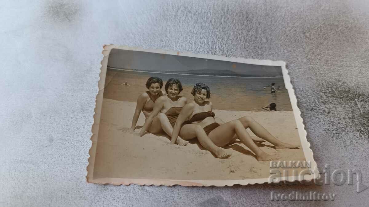 Снимка Три млади жени седнали на пясъка 1960