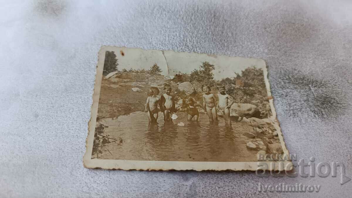 Fotografie Copii într-o piscină lângă râu