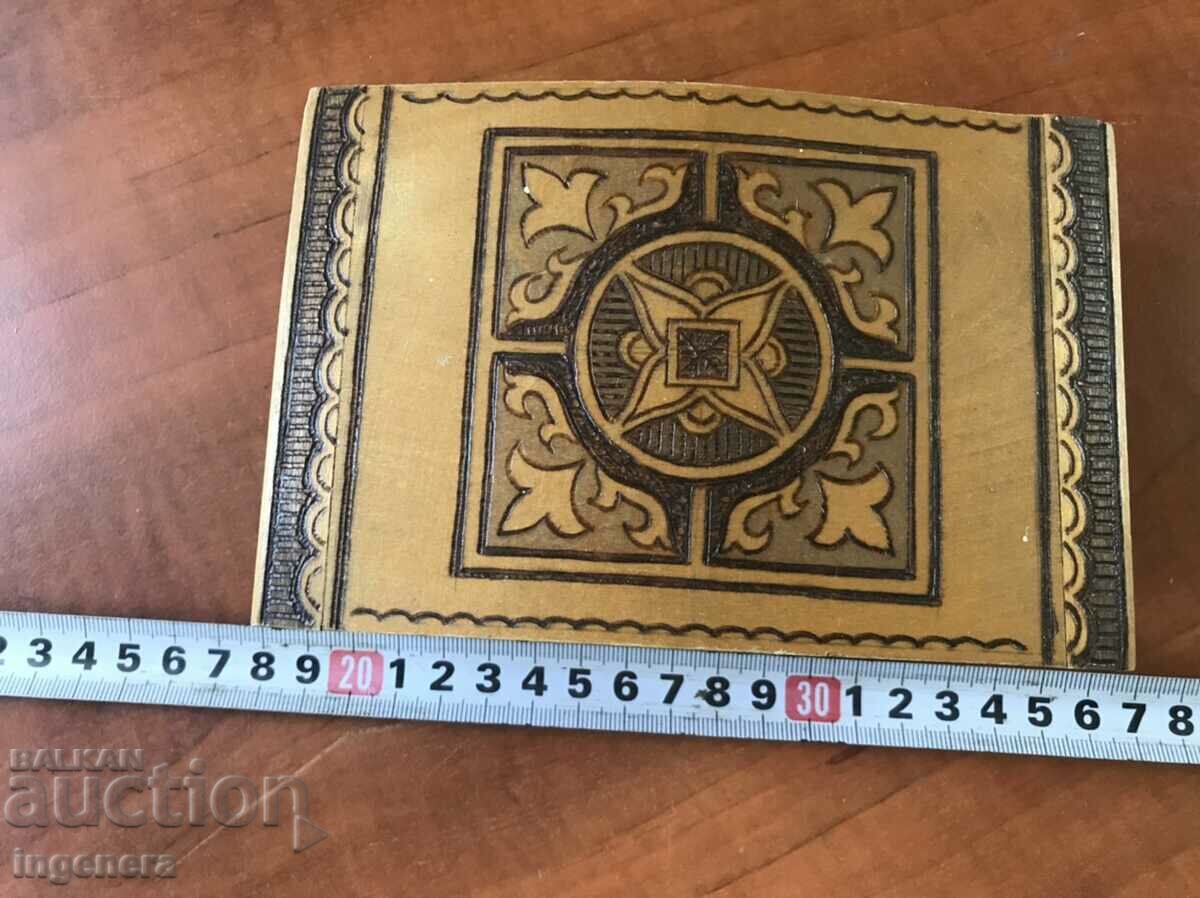 КУТИЯ ДЪРВО ПИРОГРАФ РИСУНЪК СТАРИННА ОТ СОЦА МОСТРА с цена 45.00 лв. | € 23.01 КУТИЯ ДЪРВО ПИРОГРАФ РИСУНЪК СТАРИННА ОТ СОЦА МОСТРА с цена 45.00 лв. | € 23.01