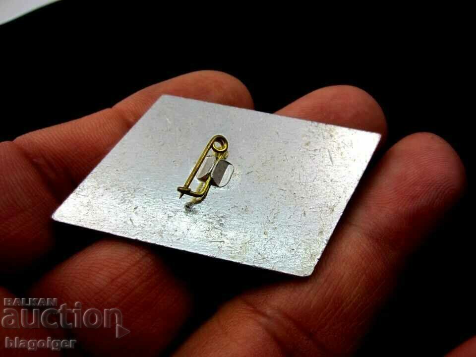 FIS-European Ski Cup-Borovets-1983-Official badge with price 7.99 BGN | € 4.09 FIS-European Ski Cup-Borovets-1983-Official badge with price 7.99 BGN | € 4.09