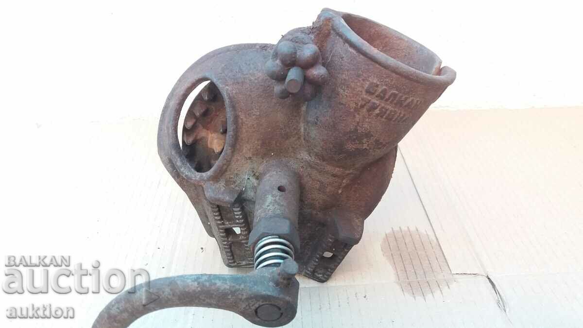 Auction WORKING MACHINE FOR DROPPING CORN Auction WORKING MACHINE FOR DROPPING CORN