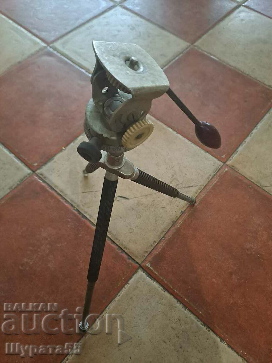 Ένα τρίποδο με τιμή 50.00 BGN | € 25.56 Ένα τρίποδο με τιμή 50.00 BGN | € 25.56