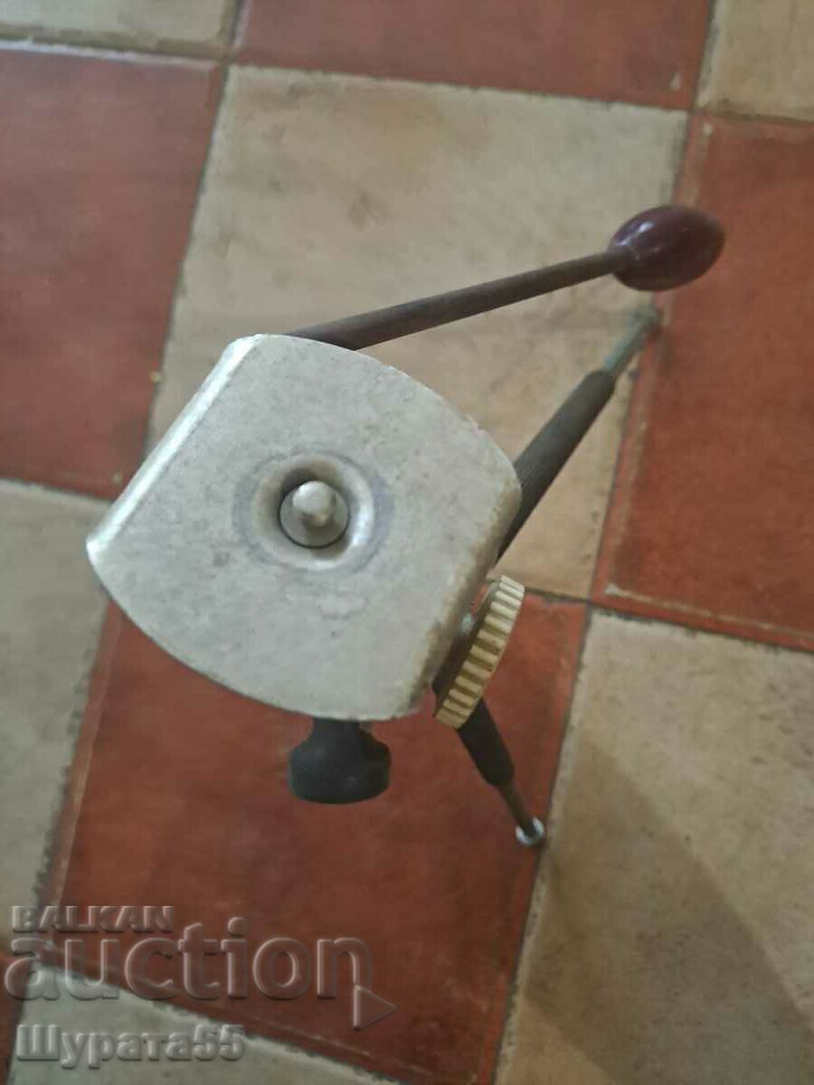 Δημοπρασία Ένα τρίποδο Δημοπρασία Ένα τρίποδο