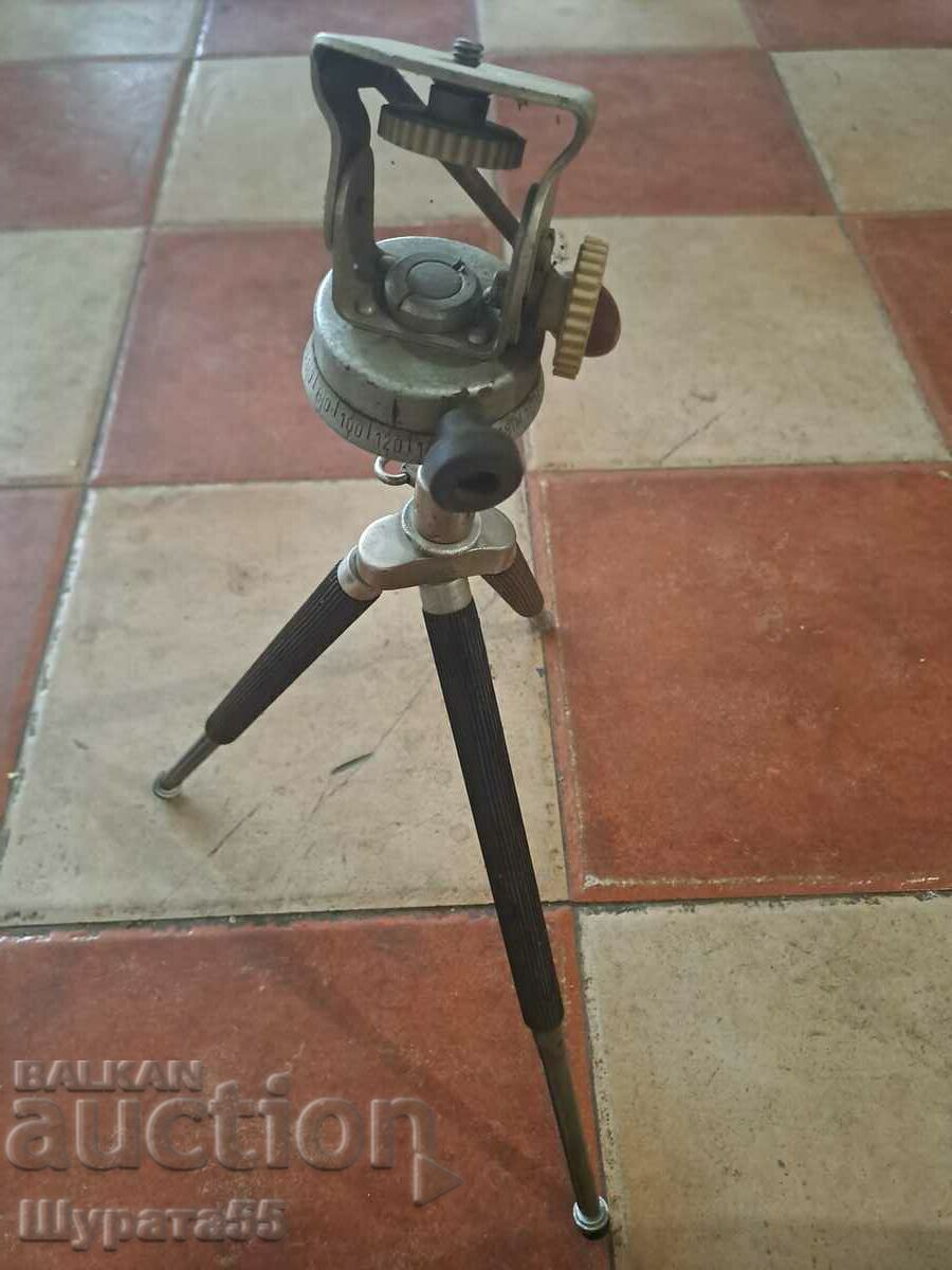 Ένα τρίποδο Ένα τρίποδο