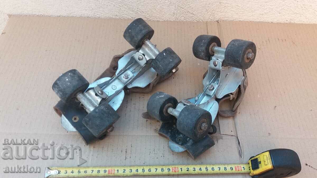 OLD SKATES - CHANGING SIZE - 5 OLD SKATES - CHANGING SIZE - 5
