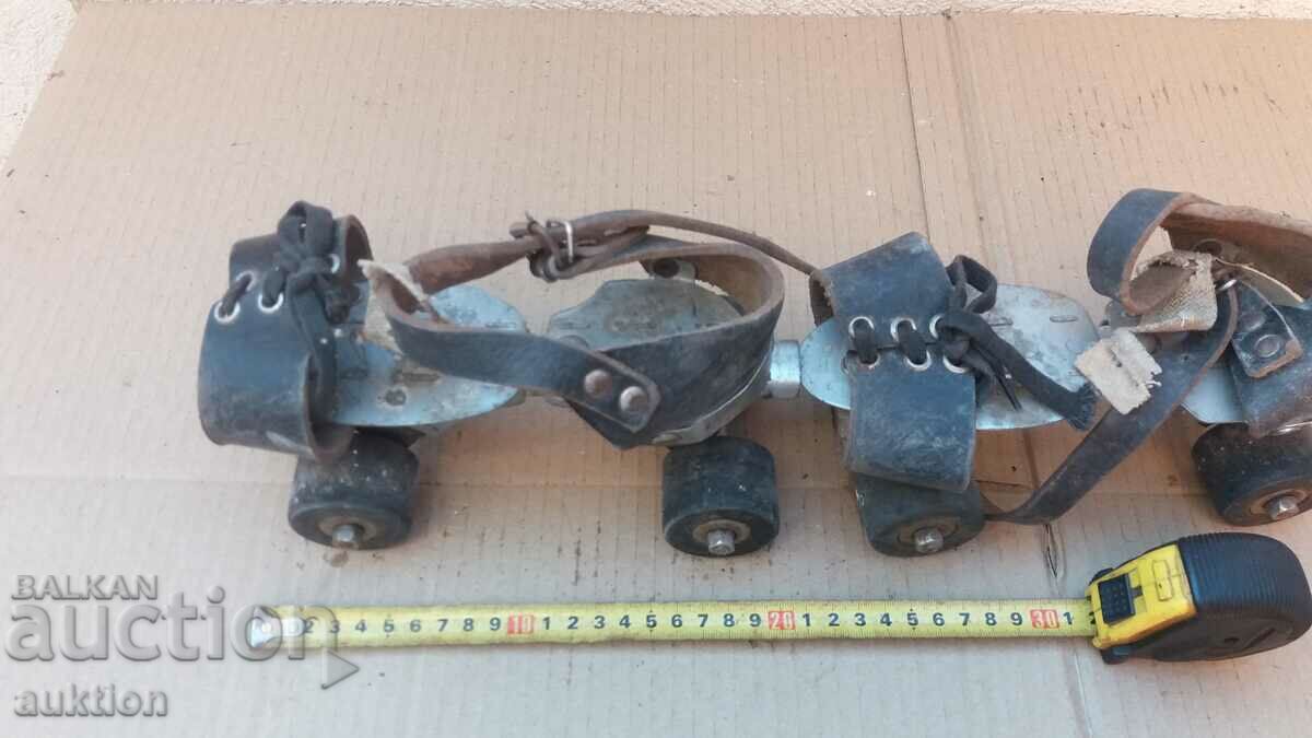 OLD SKATES - CHANGING SIZE - 7 OLD SKATES - CHANGING SIZE - 7