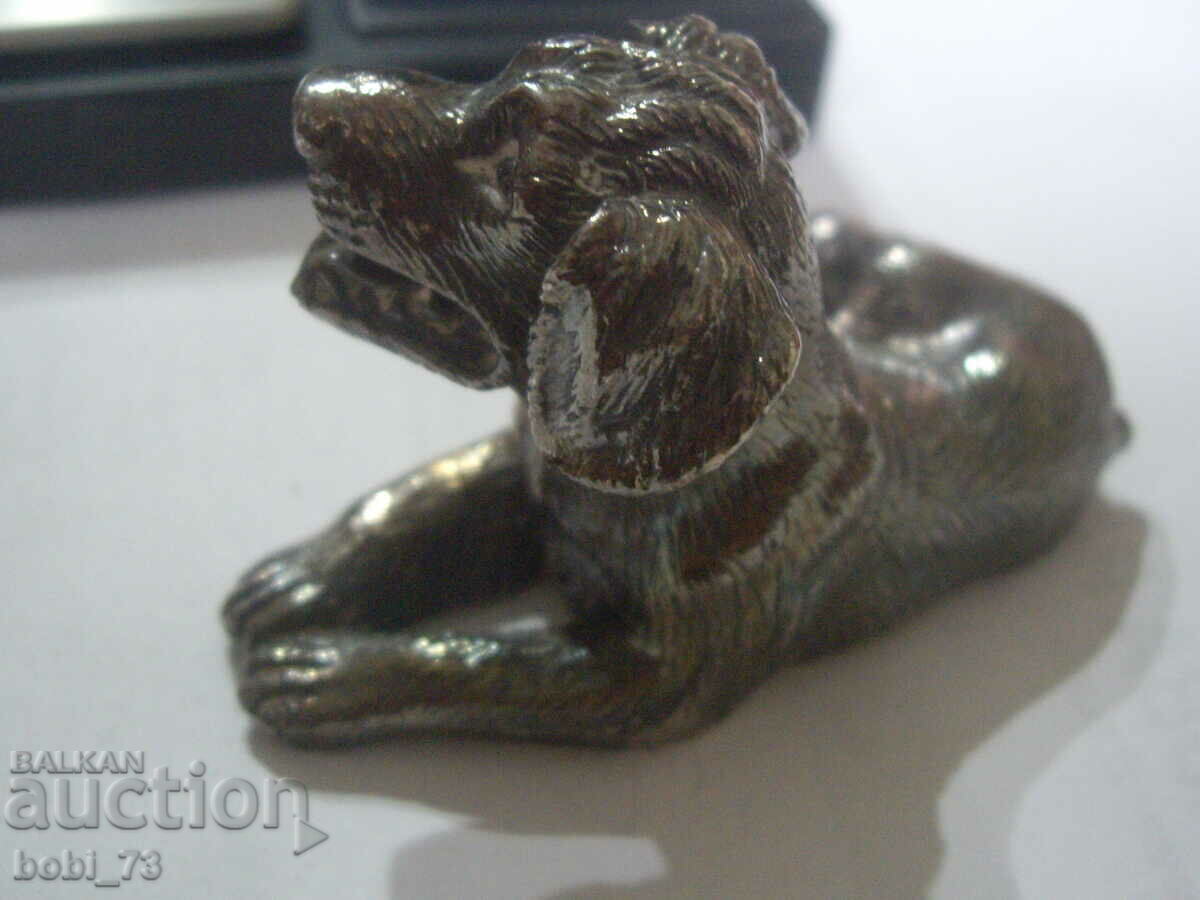 Auction Figure of a dog. Auction Figure of a dog.
