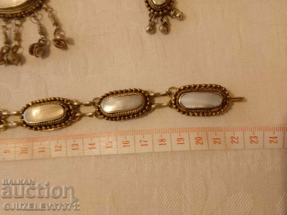 Delivery of Renaissance style mother of pearl necklace, bracelet and earrings Delivery of Renaissance style mother of pearl necklace, bracelet and earrings