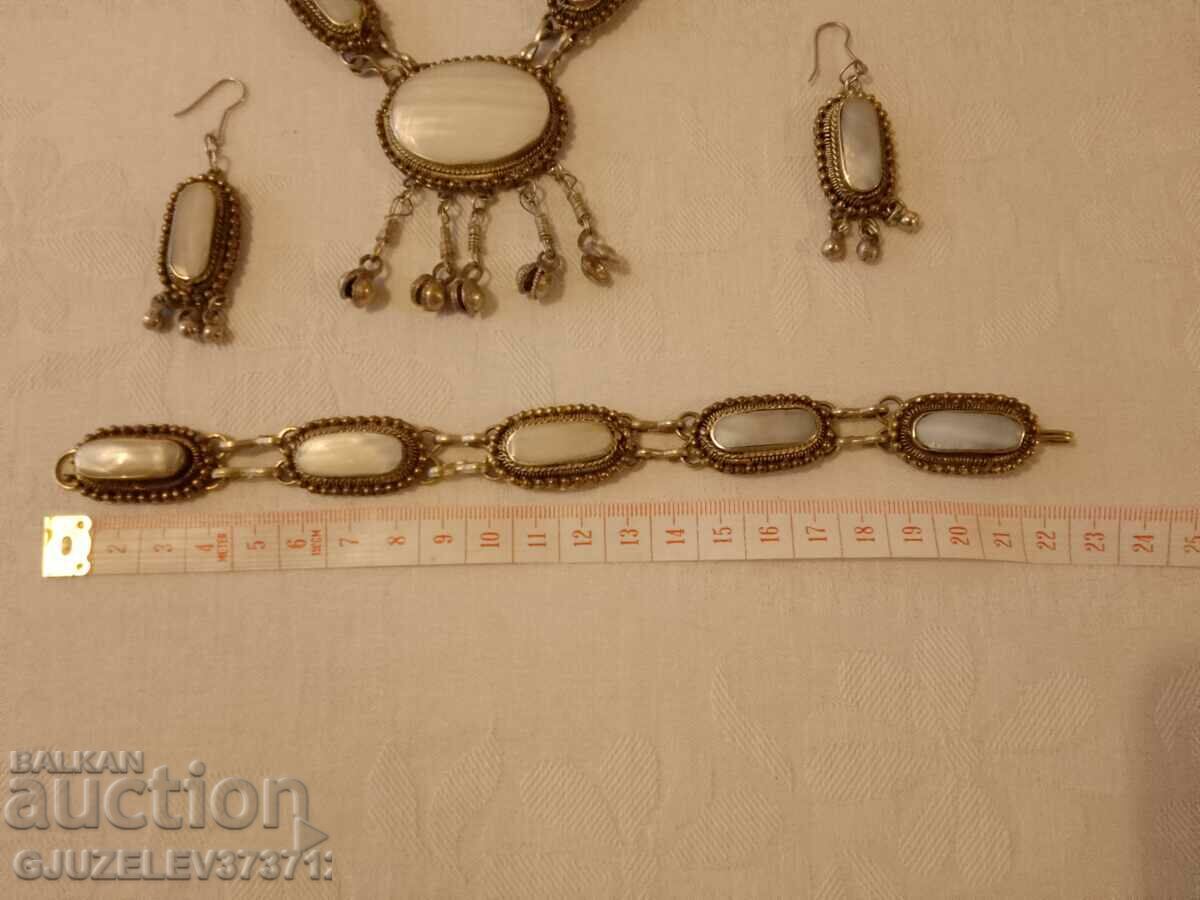 Renaissance style mother of pearl necklace, bracelet and earrings - 5 Renaissance style mother of pearl necklace, bracelet and earrings - 5