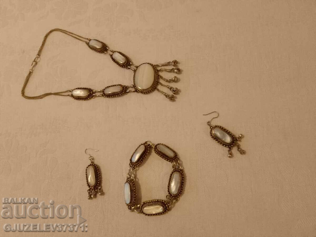 Renaissance style mother of pearl necklace, bracelet and earrings - 6 Renaissance style mother of pearl necklace, bracelet and earrings - 6