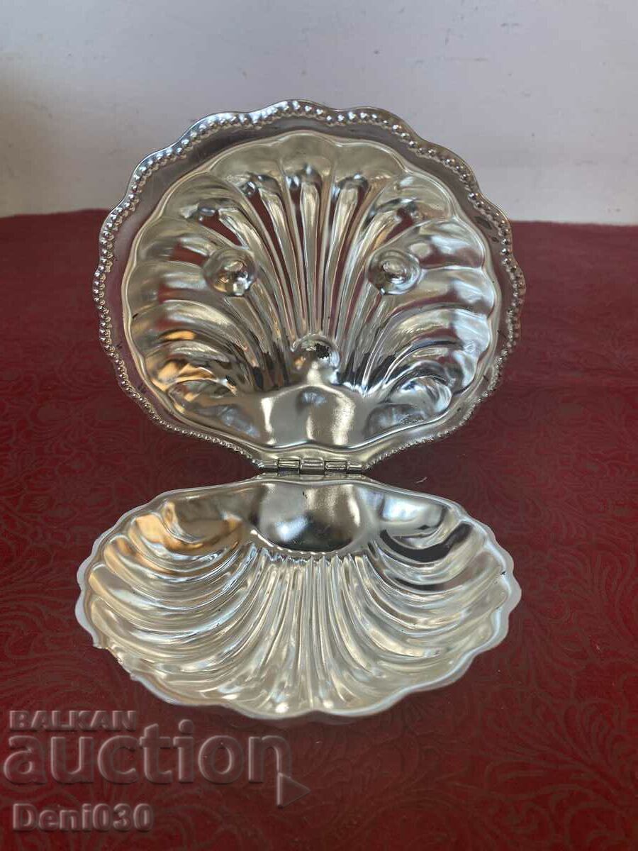 English metal butter saucer in the shape of a seashell !!!