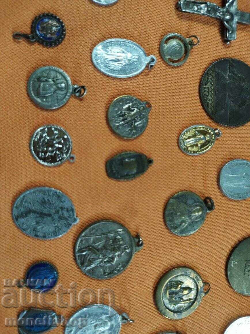 Auction Lot: 64 religious medals. Auction Lot: 64 religious medals.