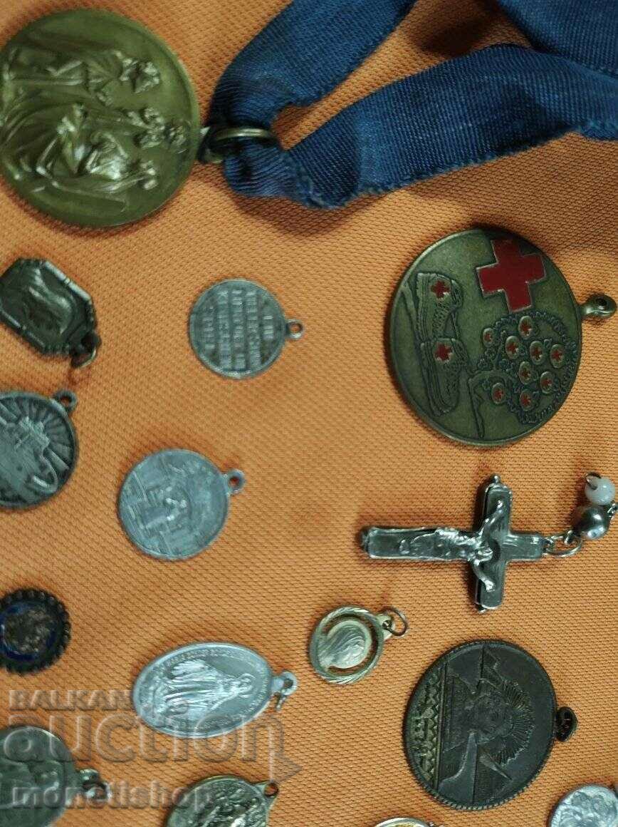 Delivery of Lot: 64 religious medals. Delivery of Lot: 64 religious medals.