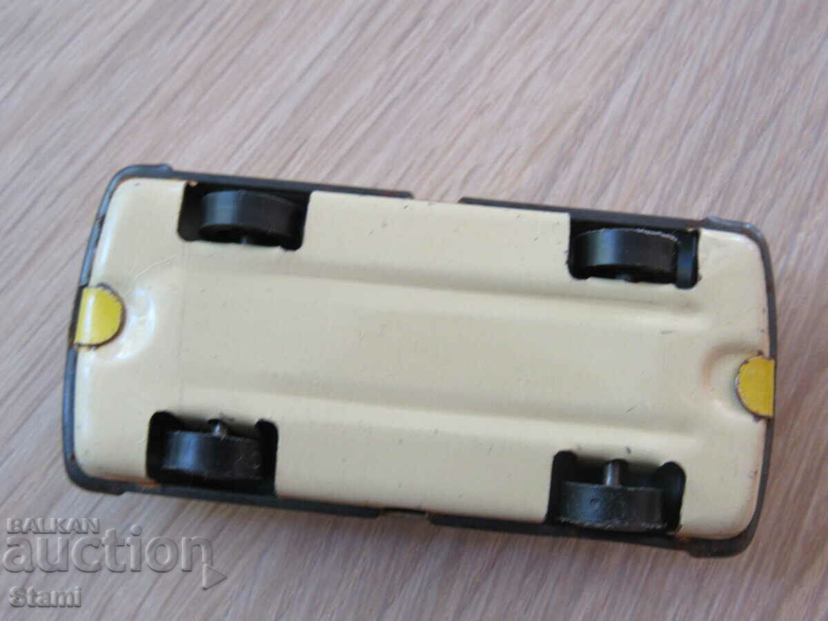 Auction Collectible metal cart Auction Collectible metal cart