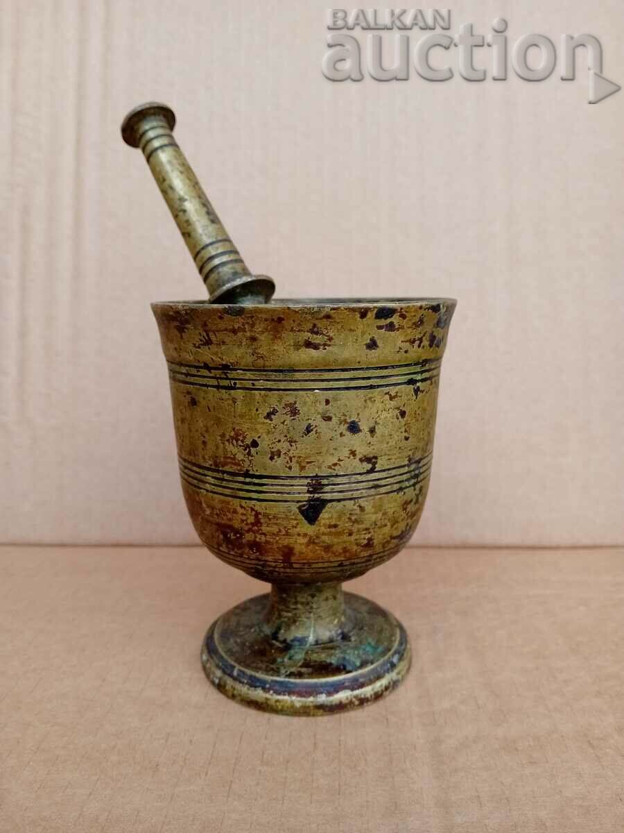 Mortar și pistil din bronz antic cu preț 55.00 BGN | € 28.12 Mortar și pistil din bronz antic cu preț 55.00 BGN | € 28.12