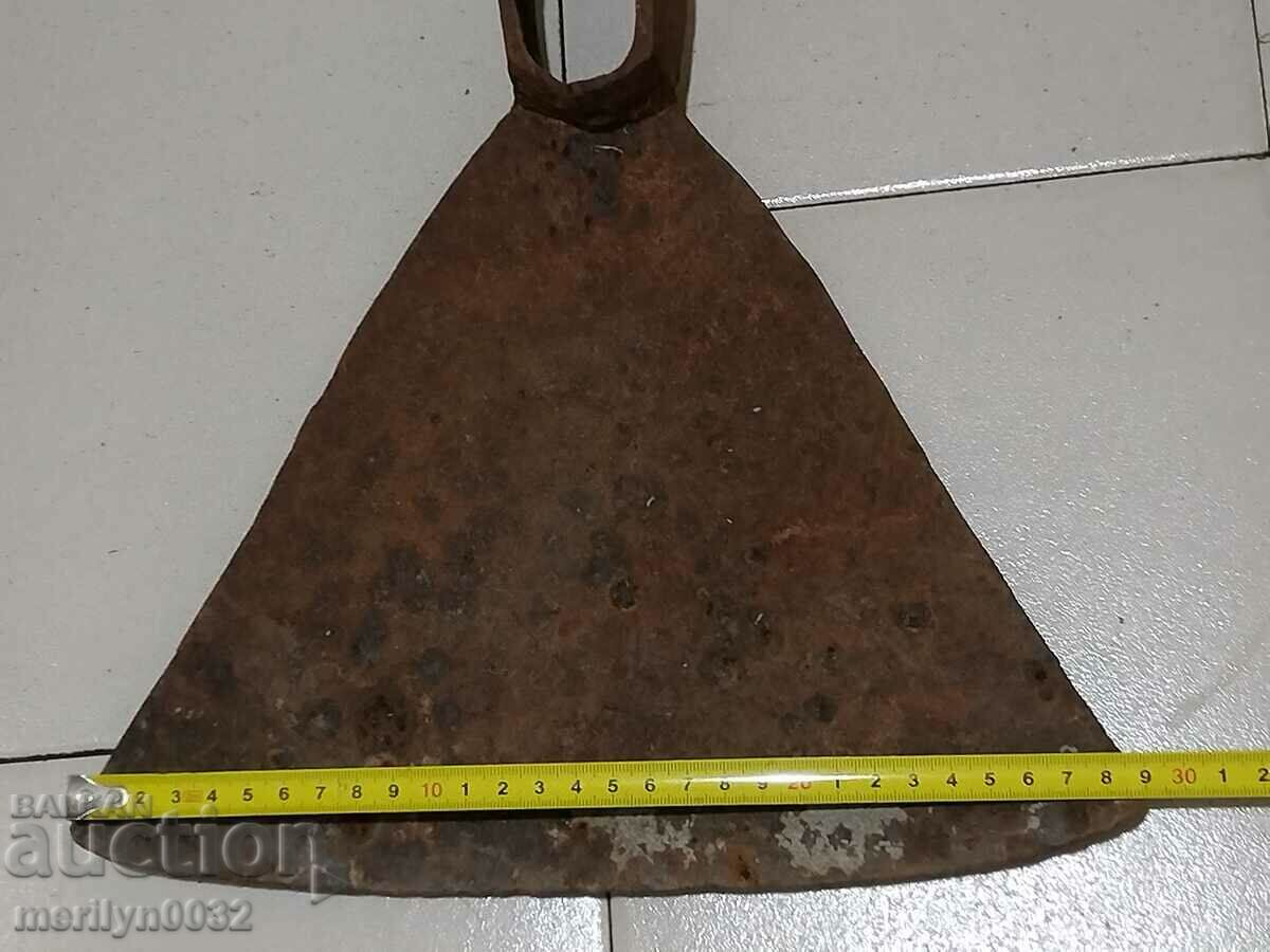 Auction Forged pitchfork, hoe, agricultural tool, wrought iron Auction Forged pitchfork, hoe, agricultural tool, wrought iron