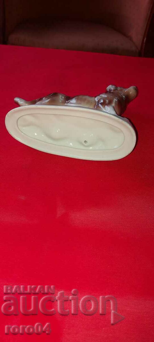 PORCELAIN STATUETTE - 7 PORCELAIN STATUETTE - 7