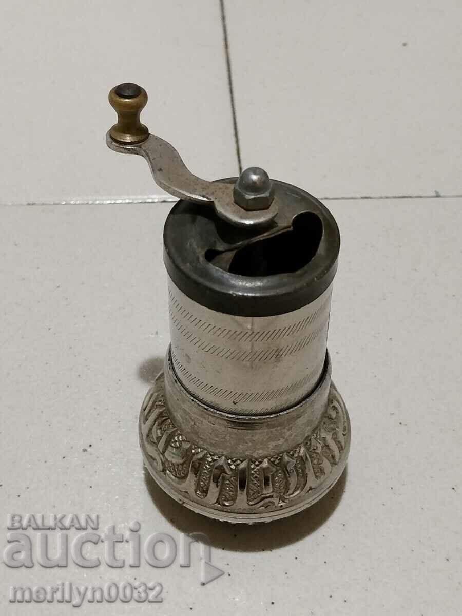 Small pepper mill