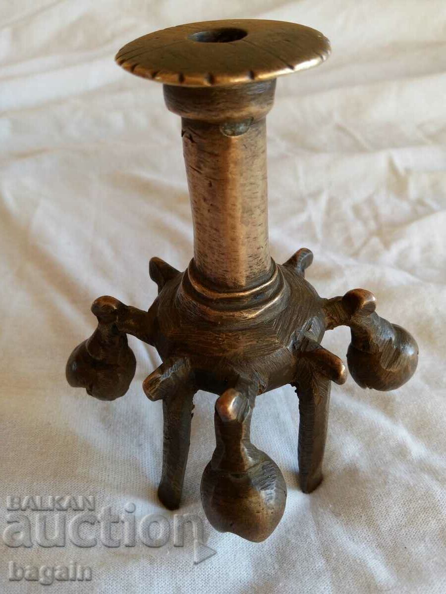 A unique bronze ritual vessel.