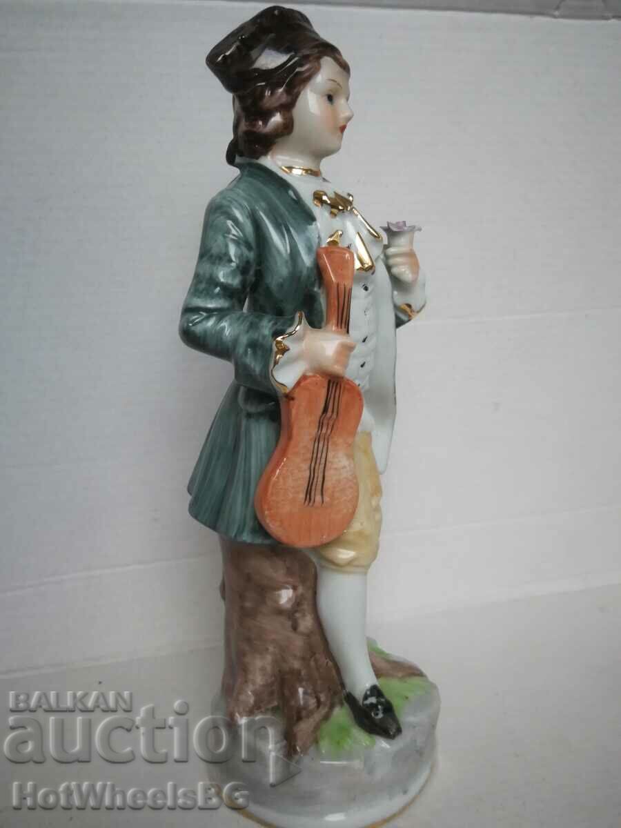 Porcelain figure, statuette with price 25.00 BGN | € 12.78