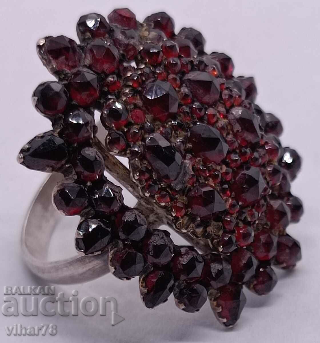 OLD WOMEN'S SILVER GARNET RING - 6 OLD WOMEN'S SILVER GARNET RING - 6