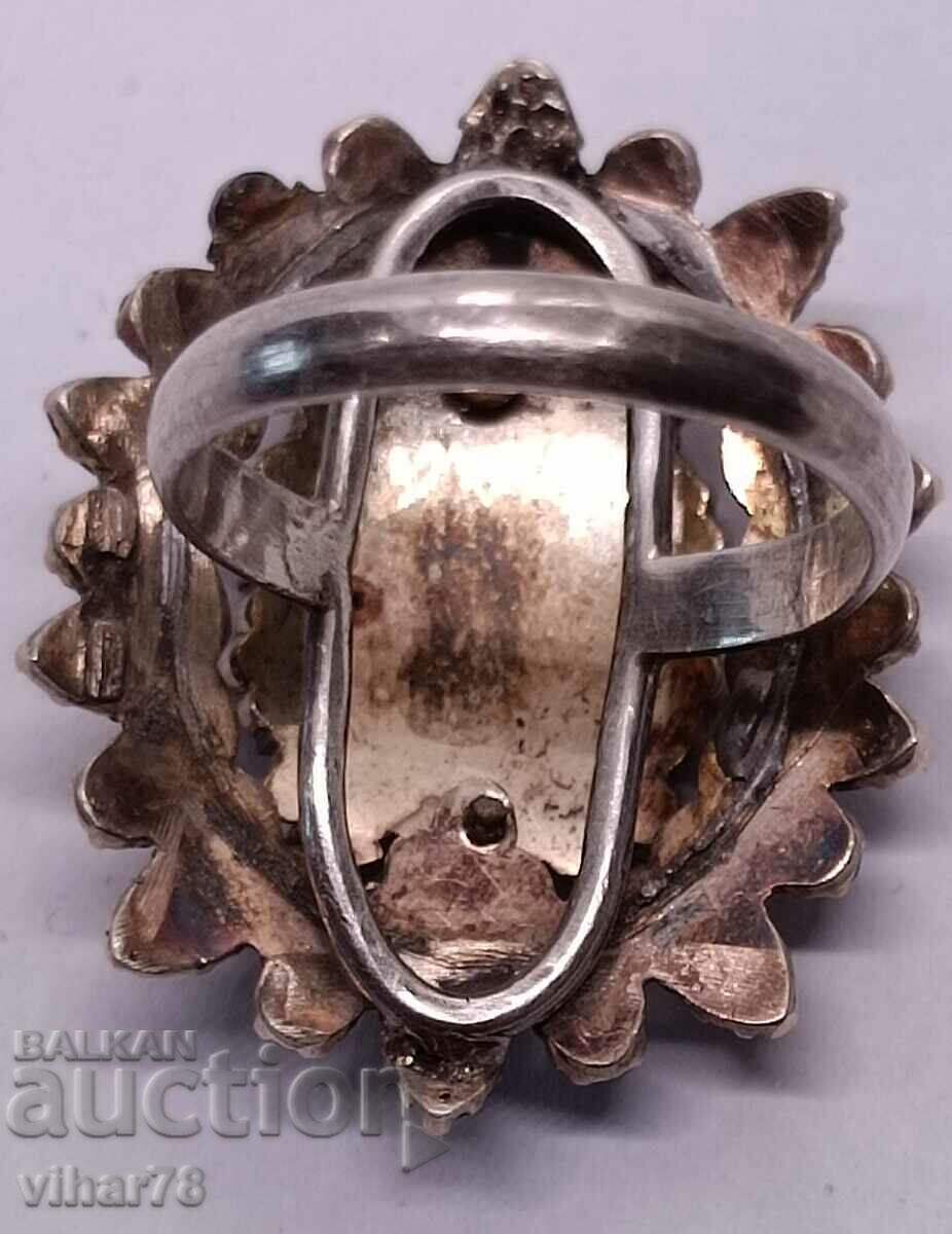 OLD WOMEN'S SILVER GARNET RING - 7 OLD WOMEN'S SILVER GARNET RING - 7