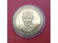 ΗΠΑ-μετάλλιο-Μπαράκ Ομπάμα-Βραβείο Νόμπελ-γρατσουνισμένο στην όπισθεν