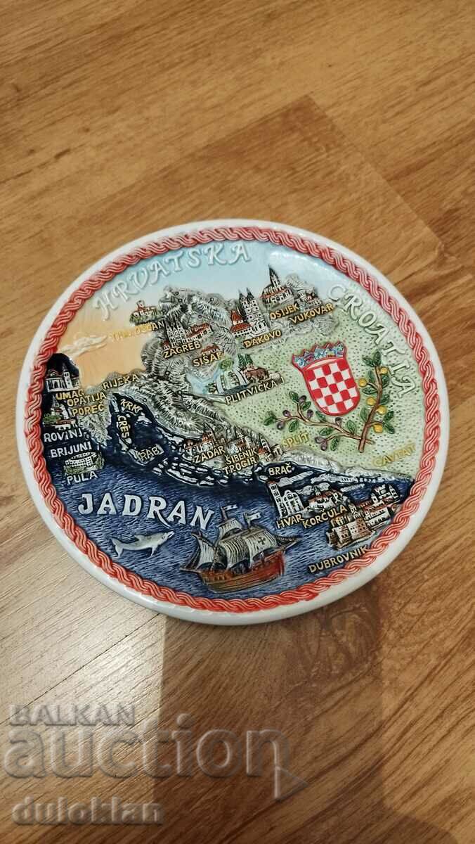 Красива порцеланова чиния за стена.Изглед от Хърватска.