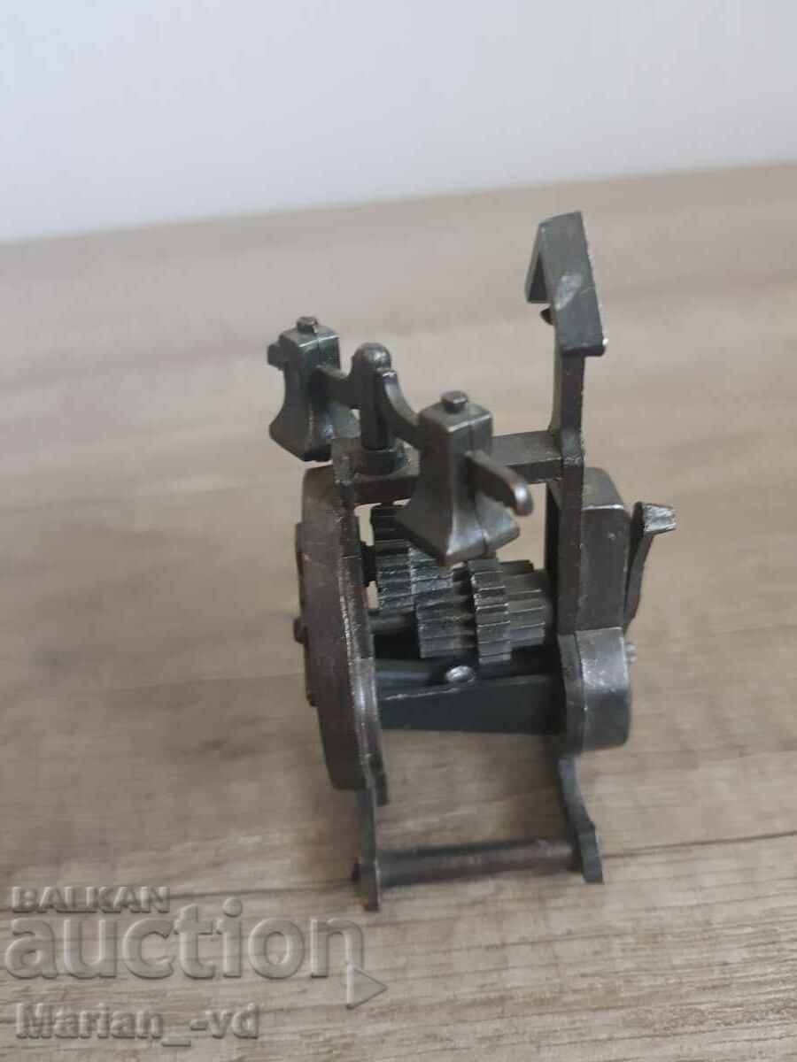 Συλλεκτική μεταλλική ξύστρα με τιμή 20.00 BGN | € 10.23 Συλλεκτική μεταλλική ξύστρα με τιμή 20.00 BGN | € 10.23