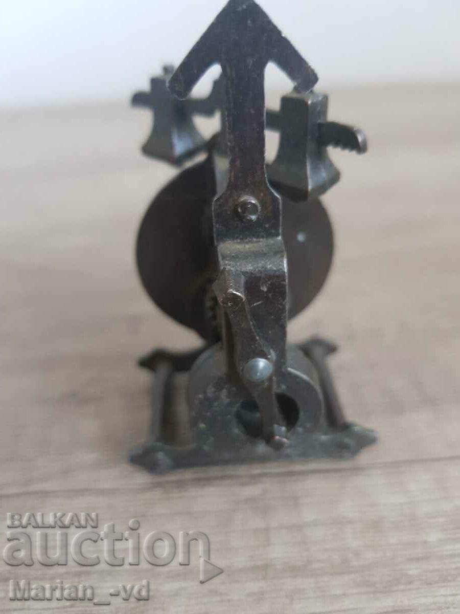 Δημοπρασία Συλλεκτική μεταλλική ξύστρα Δημοπρασία Συλλεκτική μεταλλική ξύστρα